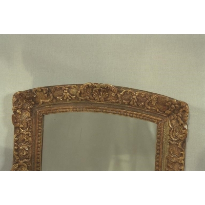 Espejo de estilo Regencia con frontón ligeramente abombado. En  Moinat SA  - Antigüedades y decoración