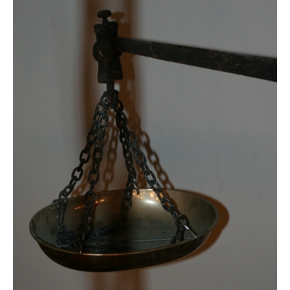 Two-pan balance at Moinat SA – Antiques and home décor