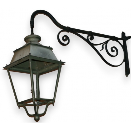 Lanterne avec potence en fer forgé