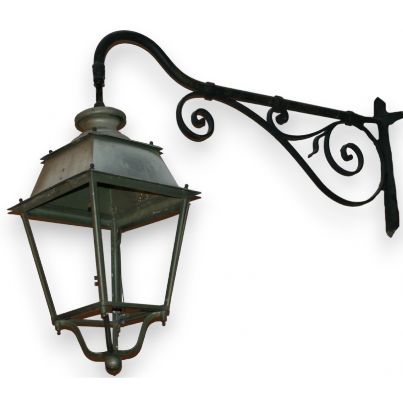 Lanterne avec potence en fer forgé