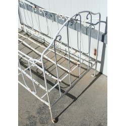 White wrought-iron cot at  Moinat SA  - Antiques and home décor