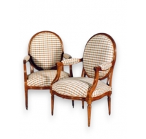 Paire de fauteuls Louis XVI à médaillon.