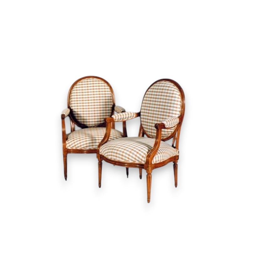 Paire de fauteuls Louis XVI à médaillon.