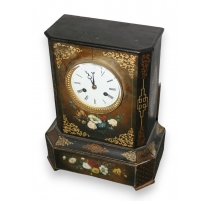 Pendule en bois peint aux fleurs