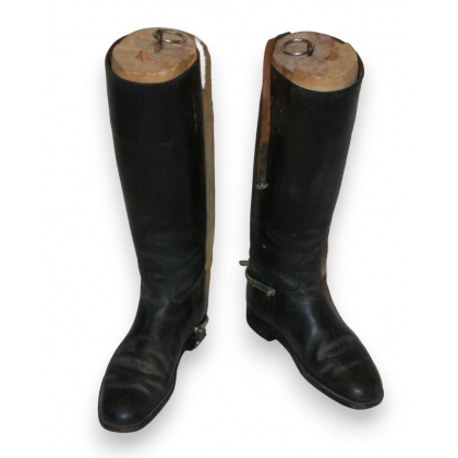Paire de bottes en cuir noir par Tom HILL