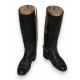 Paire de bottes en cuir noir par Tom HILL