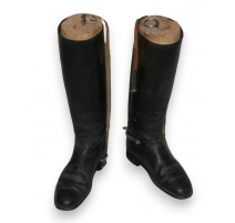 Paire de bottes en cuir noir par Tom HILL