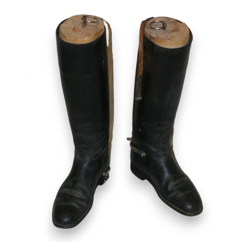 Paire de bottes en cuir noir par Tom HILL