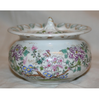 Japanese bowl with lid, available at Moinat SA – Antiques and home décor