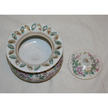 Japanese bowl with lid, available at Moinat SA – Antiques and home décor