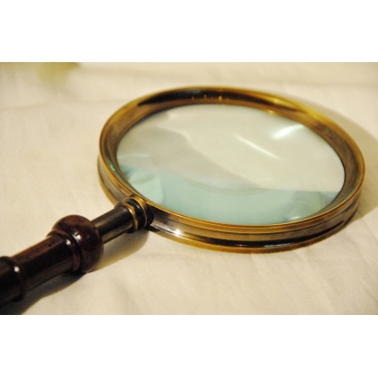Regency-style magnifying glass with wooden handle at  Moinat SA  - Antiques and home décor