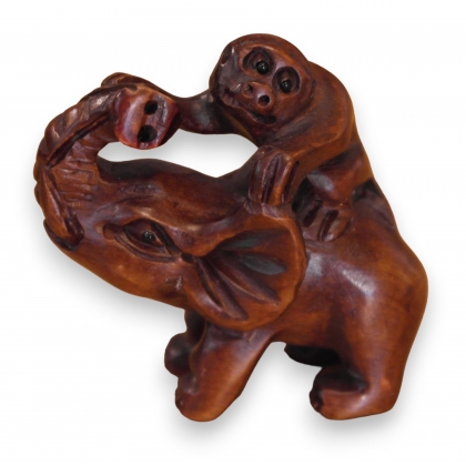 Netsuke en bois \"Éléphant et singe\"