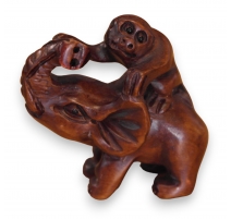 Netsuke en bois "Éléphant et singe"