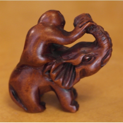  Netsuke en bois "Éléphant et singe" sur  Moinat SA  - Antiquités décoration