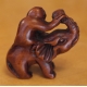 Netsuke en bois "Éléphant et singe"