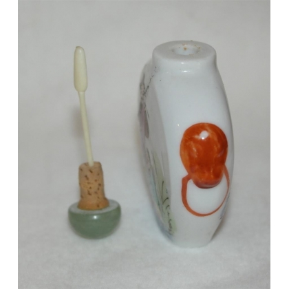 Porcelain snuff bottle at  Moinat SA  - Antiques and home décor