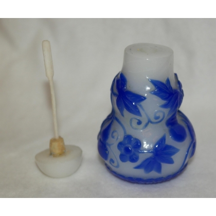Blue overlay glass snuff box from Moinat SA – Antiques and home décor