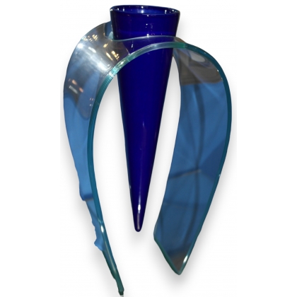 Vase en porcelaine bleue sur un support