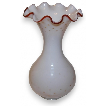 Vase festonné en opaline blanche et