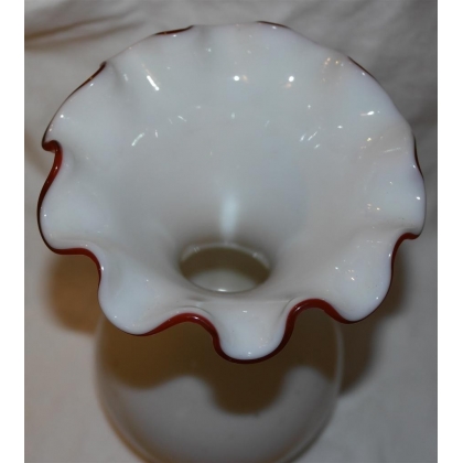  Vase festonné en opaline blanche et sur  Moinat SA  - Antiquités décoration