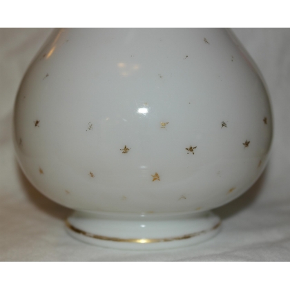  Vase festonné en opaline blanche et sur  Moinat SA  - Antiquités décoration