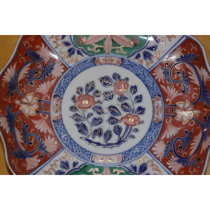  Assiette en porcelaine Imari Japon sur  Moinat SA  - Antiquités décoration