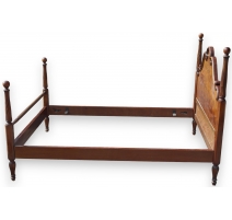 Cama de inglés a las columnas de caoba