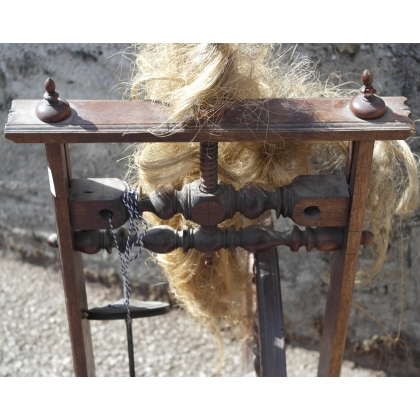 Spinning wheel at Moinat SA – Antiques and home décor