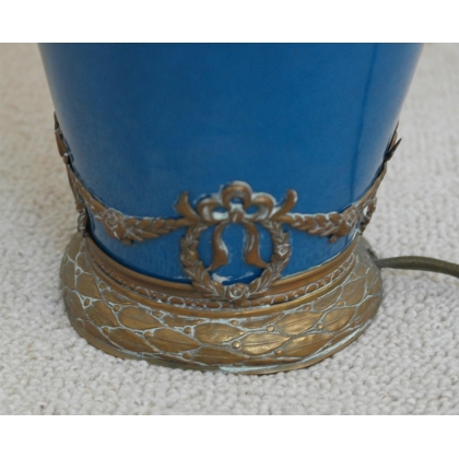 Lampe en porcelaine bleue garnie de bronzes