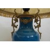 Lampe en porcelaine bleue garnie de bronzes
