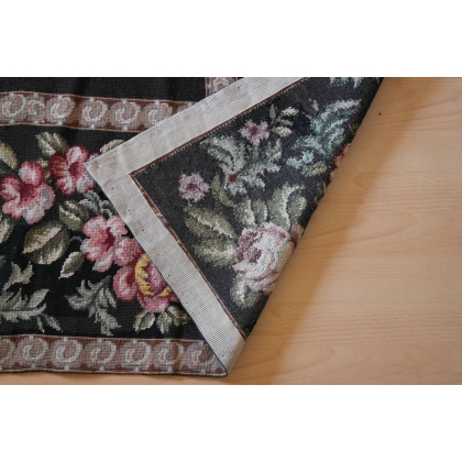  Tapis au petit point (fait main) fond sur  Moinat SA  - Antiquités décoration