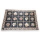 Tapis à petit point fond noir