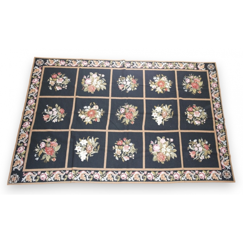 Tapis à petit point fond noir