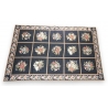 Tapis à petit point fond noir