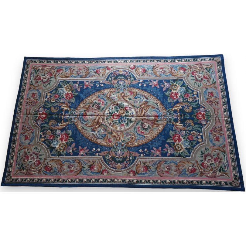  Tapis à petit point (fait main), fond sur  Moinat SA  - Antiquités décoration