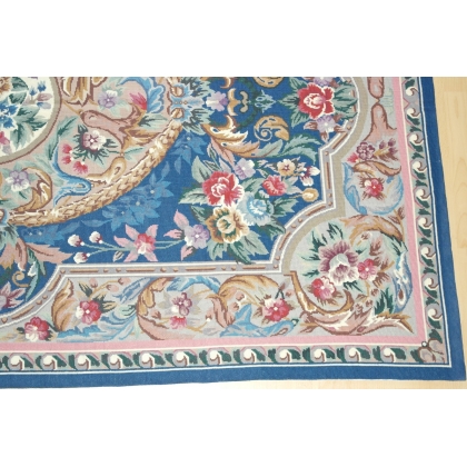  Tapis à petit point (fait main), fond sur  Moinat SA  - Antiquités décoration