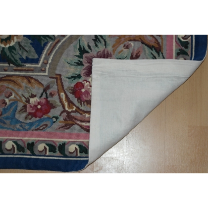  Tapis à petit point (fait main), fond sur  Moinat SA  - Antiquités décoration