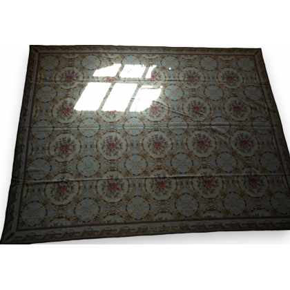  Tapis au petit point fond bleu et décor sur  Moinat SA  - Antiquités décoration