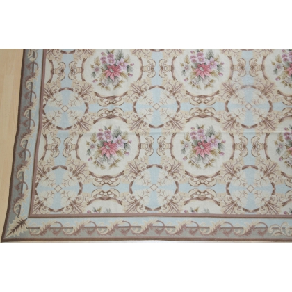  Tapis au petit point fond bleu et décor sur  Moinat SA  - Antiquités décoration