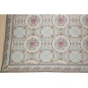  Tapis au petit point fond bleu et décor sur  Moinat SA  - Antiquités décoration