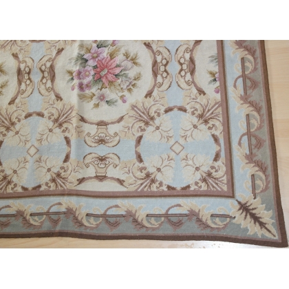  Tapis au petit point fond bleu et décor sur  Moinat SA  - Antiquités décoration