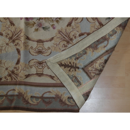  Tapis au petit point fond bleu et décor sur  Moinat SA  - Antiquités décoration