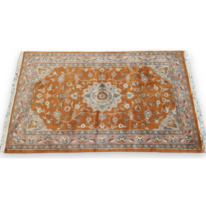 Orange and pink Pakistani rug at  Moinat SA  - Antiques and home décor
