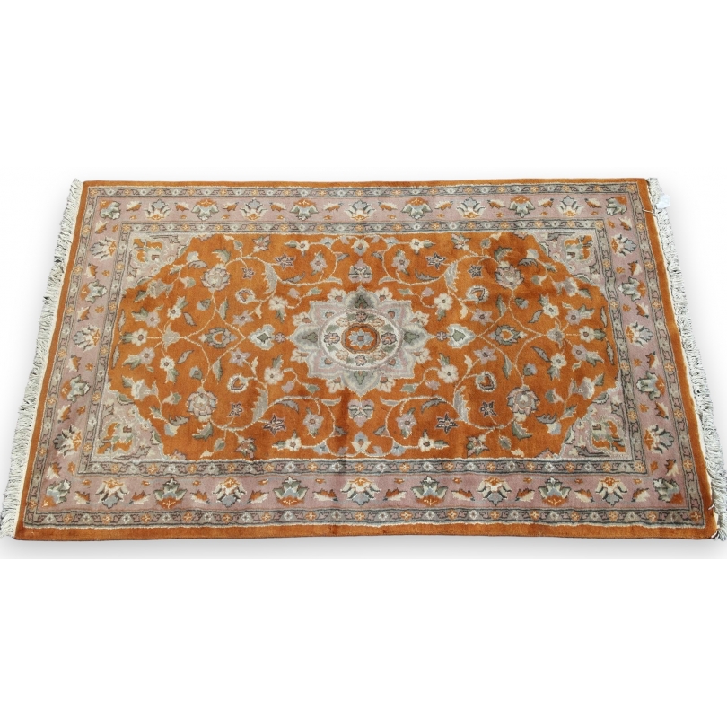  Tapis pakistanais orange et rose sur  Moinat SA  - Antiquités décoration