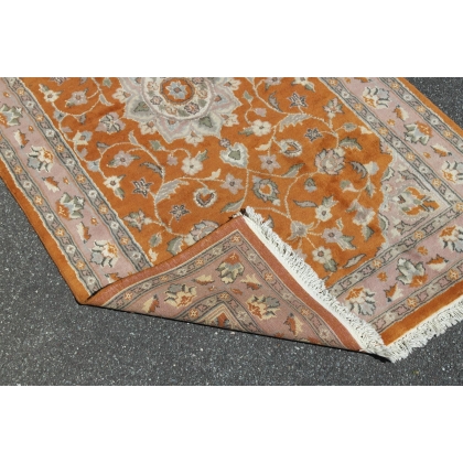 Tapis pakistanais orange et rose sur  Moinat SA  - Antiquités décoration