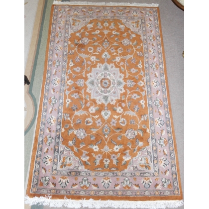  Tapis pakistanais orange et rose sur  Moinat SA  - Antiquités décoration