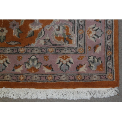  Tapis pakistanais orange et rose sur  Moinat SA  - Antiquités décoration