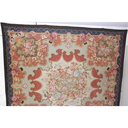  Tapis Aubusson dessin 13 fond gris, sur  Moinat SA  - Antiquités décoration