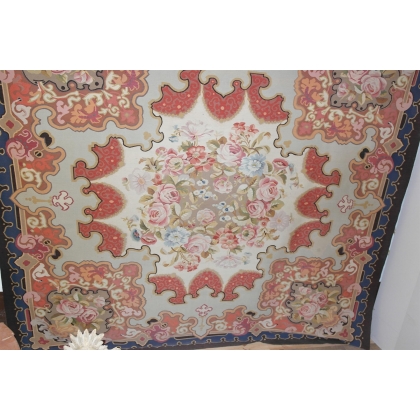  Tapis Aubusson dessin 13 fond gris, sur  Moinat SA  - Antiquités décoration