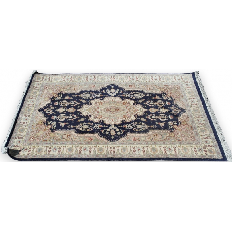  Tapis persan beige et bleu sur  Moinat SA  - Antiquités décoration